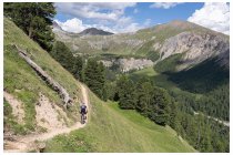 27s  tra alp da Munt e alp Champatsch la strada si fa singol track divertente e mai difficile, daltronde se l'ho fatto io.... Ci avviciniamo alla breve ma intensa salita al terzo passo di giornata, il Costainas