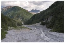 39s  scendiamo ancora verso Scuol, la parte bassa della valle sembra sempre in balia di frane e smottamenti che scendono dai canaloni che precipitano nel canyon dalle pareti circostanti