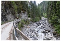 46s  raggiute la 10 casette di Suren imbocchiamo la val d'Uina, inizia stretta e ripida, poi diventerà ripida e molto stretta.... Perdiamo almeno mezzora a Suren perchè all'inizio della valle c'era un cartello in tedesco di divieto, pericolo... insomma non capivamo che problema ci fosse e per non rischiare di dover tornare indietro abbiamo raggiunto il campeggio di Suren e chiesto informazioni in merito. Avute un pò di rassicurazioni sulla percorribilità della vallata riprendiamo a salire. A quanto pare c'è un tratto un pochino stretto per una frana....  "ma è passata tanta gente anche ieri"