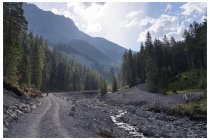 47s  dopo l'inizio tipo canyon, la valle si allarga un pò e c'è anche qualche alpeggio. Il fondo della strada alterna tratti ben battuti ad altri con pietrisco piuttosto mobile che sulle rampe più ripide ci fa perdere trazione spesso