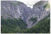 53s  ecco, qui si vede meglio, e si vedono bene anche le parti di roccia più chiara dove sono passate delle frane recenti che hanno distrutto il sentiero