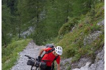 54s  dopo un pò il sentiero diventa troppo stretto e pieno di radici per essere pedalabile, c'è anche qualche tratto di portage, e con bici carica non è proprio piacevole
