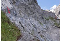 55s  ecco il tratto incriminato, dove c'era un bel sentierino comodo, la frana se lo è mangiato. Nei giorni appena precedenti al nostro passaggio hanno approntato un passaggino attrezzato di corde fisse per farsi sicura, nulla di che a piedi, decisamente faticoso e delicato con una bici carica in spalla. La corda fissa gialla si vede in alto a sinistra contro la roccia
