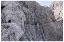 59s  quando inizia il vero tratto scavato nella roccia, i problemi sono finiti.  Il Quar, così si chiama questo tratto di sentiero lungo 600 metri  letteralmente scavato nel fianco della parete per evitare il profondo vallone sottostante dove passa il torrente Uina. Risale al 1910 ed è anche chiamato sentiero dei contrabbandieri