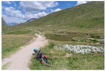 68s  la leggerissima salita ad un certo punto diventa piano, falsopiano, leggera discesa, siamo al passo di Slingia (2320m),