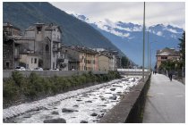 01s  Sono passati una ventina di giorni e sono di nuovo a Tirano per iniziare un giro in bici, questa volta in compagnia di Andrea.  Iniziamo a pedalare che sono quasi le quattro del pomeriggio, non dobbiamo fare molta strada, ma fossimo partiti un'oretta prima sarebbe stato meglio.... Nella foto l'Adda mentre usciamo dal centro di Tirano, direzione Grosio