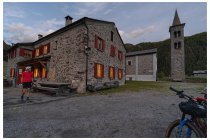 14s  In realtà la destinazione di questo fine settimana doveva essere la Strada dell'Assietta, con pernottamento al rifugio Selleries, in Piemonte tra la val di Susa e la val Chisone, ma la nevicata dei giorni scorsi ha rovinato i piani. Abbiamo dirottato qui anche per sfruttare l'ultimo fine settimana di apertura del rifugio Eita prima dell'inverno.