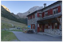 17s  dopo una abbondante colazione, alle 8e40 siamo in sella (inutile partire troppo presto....non dobbiamo fare molta strada),  fa freschino ma ci si scalda subito visto che si parte subito su una salita tosta.... la più tosta della giornata