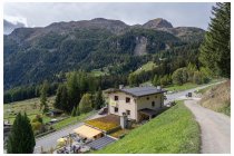 54s  e qui siamo a Sfazù, sulla strada che da Poschiavo sale verso il passo del Bernina, rimettiamo le gomme sull'asfalto che aveva abbandonato a Eita