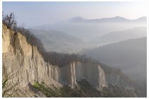 06s  ad un certo punto la strada corre su una stretta dorsale , fiancheggiata sulla sinistra da una rivetta erbosa alta un paio di metri. Noto diversi sentierini che la risalgono, mi fermo e mi arrampico su uno di questi per fare una foto alla vallata sottostante e mi ritrovo davanti questo paesaggio surreale. Scopro poi che sono i calanchi di Torrazza Coste.