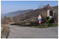 12s  a Cencerate lascio il fondovalle e risalgo una breve ma molto intensa salita, 1 chilometro per 140 metri di dislivello e arrivo a questo "colletto"