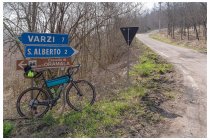 21s  qui ero già passato nel maggio del 2021 e avevo scattato una foto simile con lo stesso cartello, quella volta andavo verso il castello di Oramala, oggi punto verso  l'eremo di Butrio, clicca   QUI    per vedere quel bel giro
